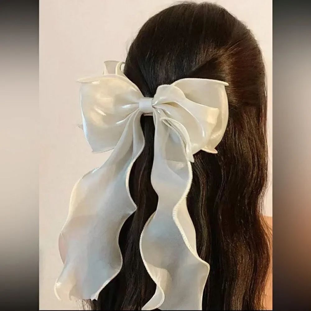 Ivory bow Hair clip N64